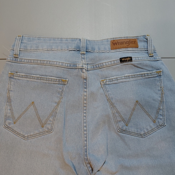 NWT Wrangler High Rise Bold Boot Jeans Light Wash Distressed Size 4 27x32 - Picture 7 of 7